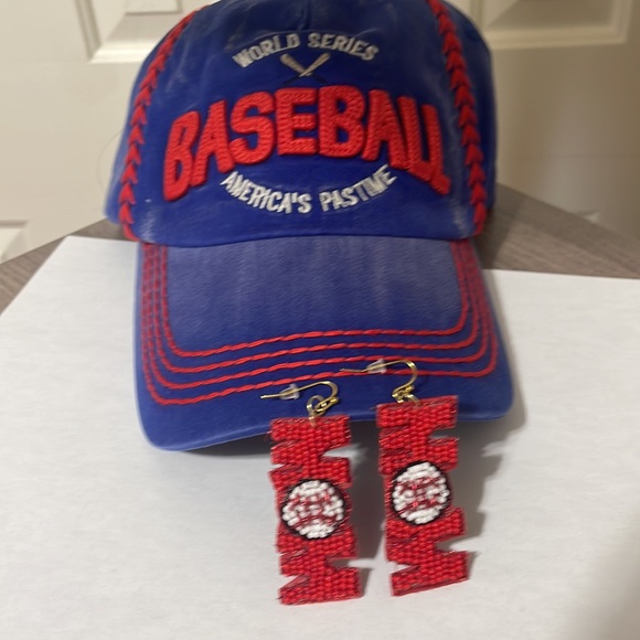 🎉⚾️ NEW MOM Baseball Beaded Earrings - Picture 2 of 3